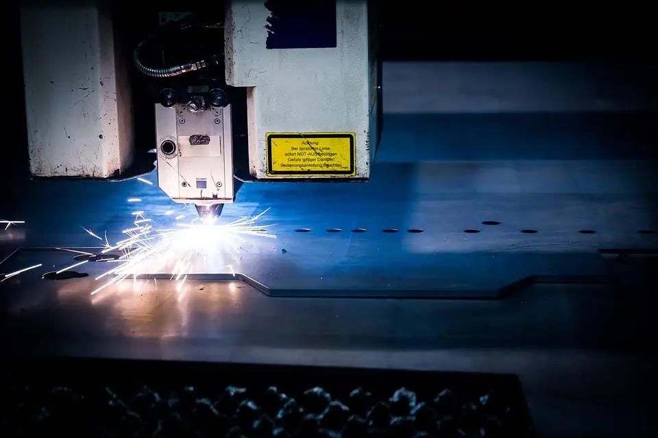 imagen de una máquina CNC cortando una chapa