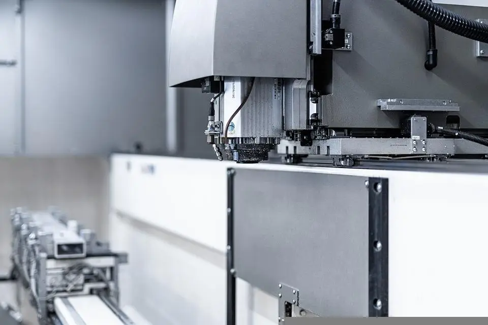imagen de máquina CNC en una planta de producción