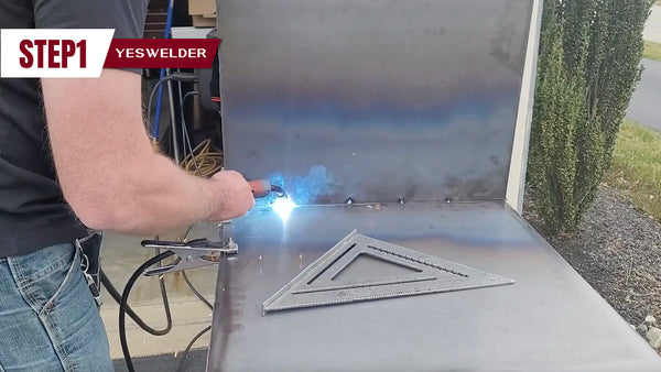Corte y suelde las placas de acero para crear el cuerpo principal del ahumador.