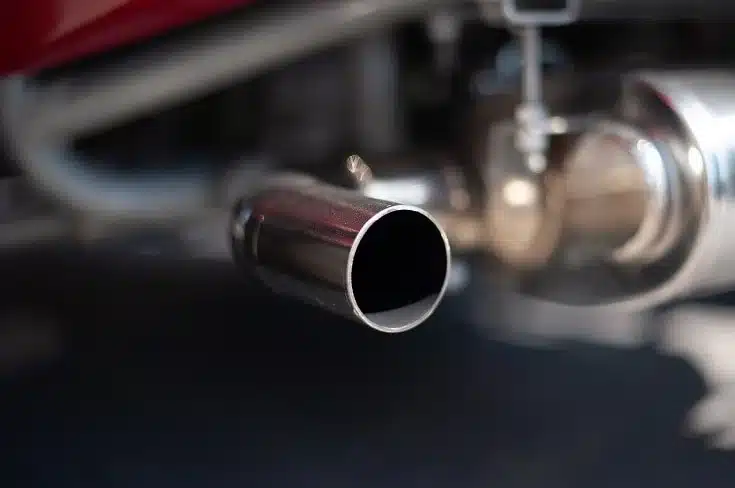 tubo de escape en coche