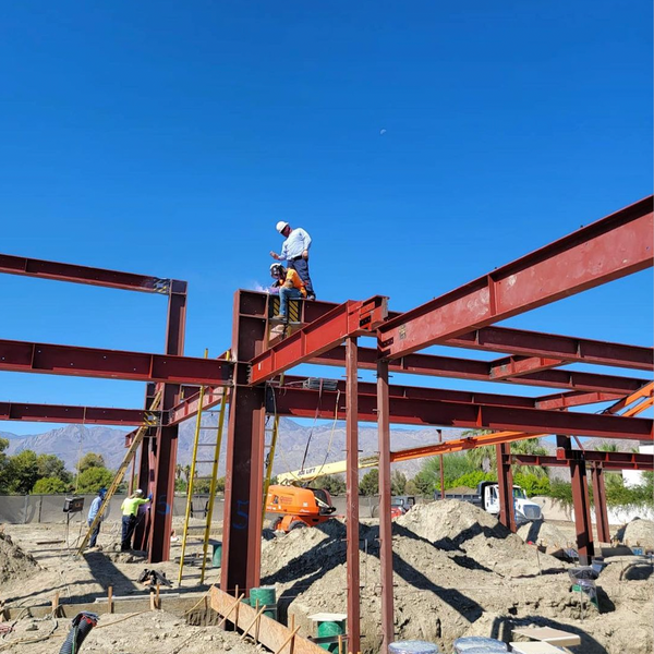 Soldadores de construcción soldando en estructuras de gran altura.