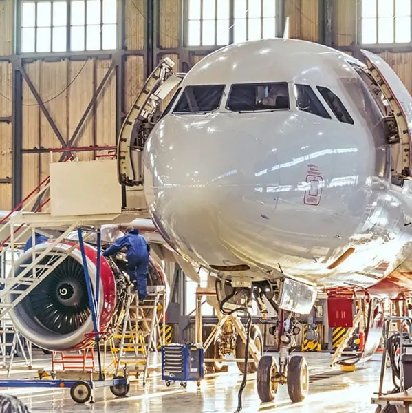Los soldadores aeroespaciales sueldan y reparan aviones complejos.