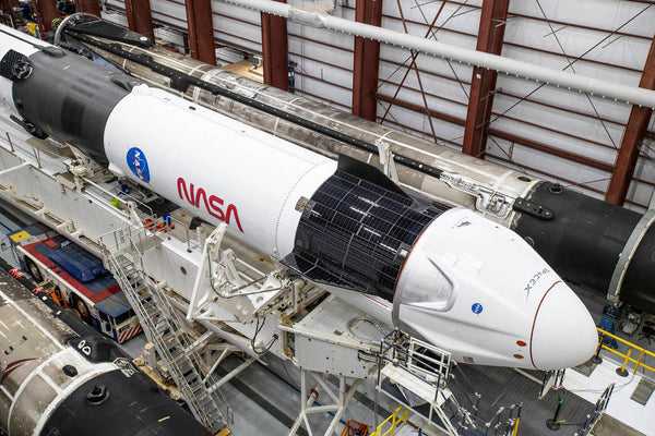 Un cohete SpaceX Falcon 9 y Crew Dragon Resilience para la misión Crew-1 de la NASA SpaceX