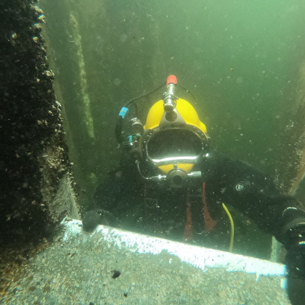 soldador submarino también buceador de aguas profundas