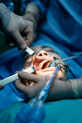 imagen de dentistas usando instrumentos médicos de acero inoxidable